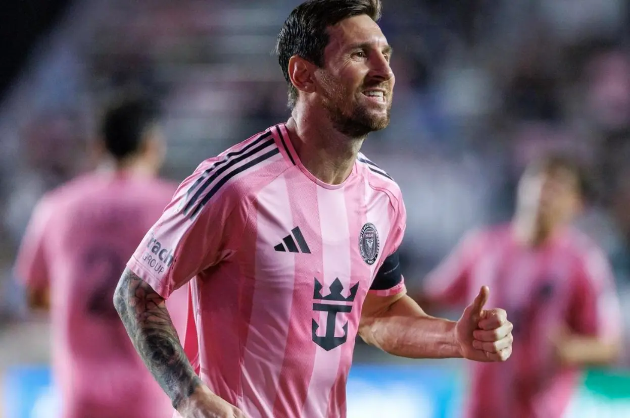 amp, C与圣地亚, 的超级球星