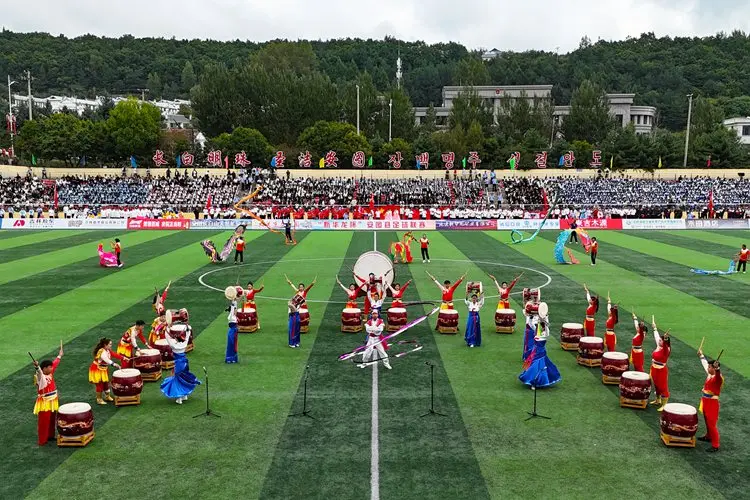 奔跑, 新华龙杯, 传递着足球 奔跑, 新华龙杯, 传递着足球