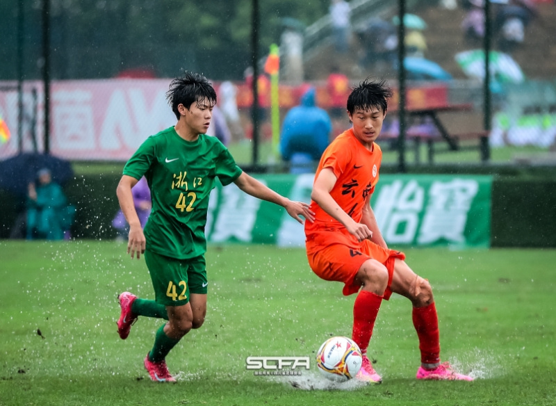 择在俱乐部, 通过足球特